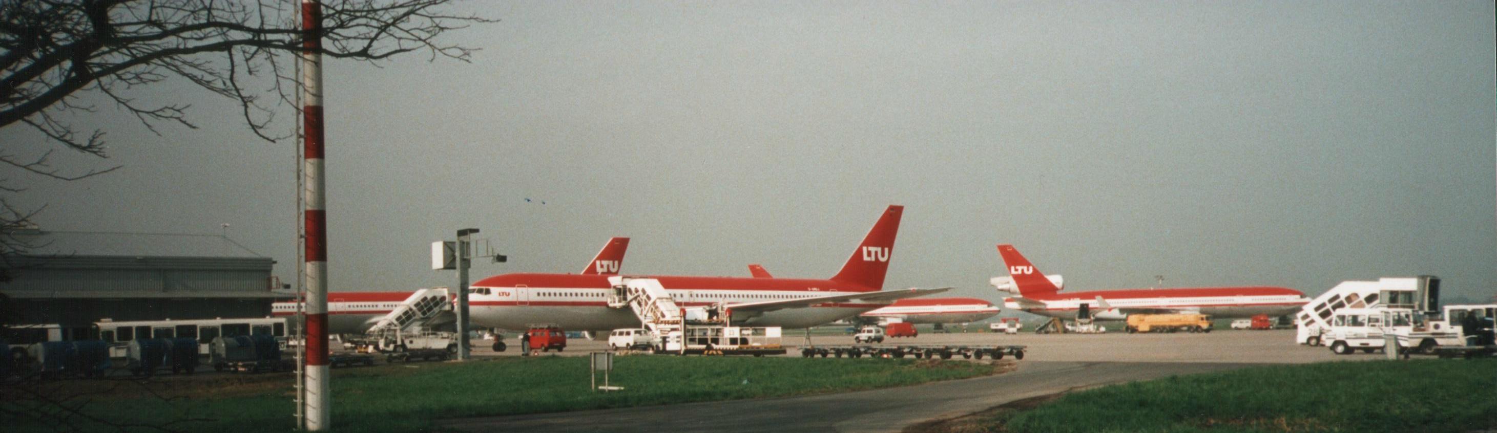 LTU Flieger DUS. Im hintergrund eine MD 11, vorne eine B767. Beide Flugzeuge werden heute nicht mehr bei LTU eingesetzt