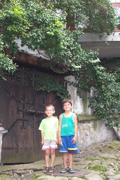 Wildrich Weltreise Veliko Tarnovo zwei jungs spielen 